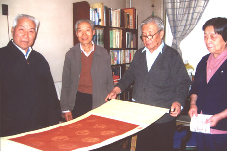 2005年10月在家中接受考古所同志来贺八十寿辰