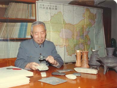 佟柱臣1983年在考古所办公室考察石器