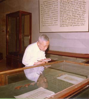 佟柱臣1984年在新疆博物馆考察