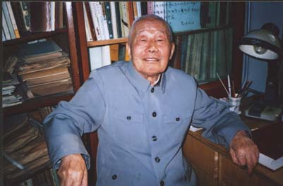 2006 年佟柱臣先生在书房