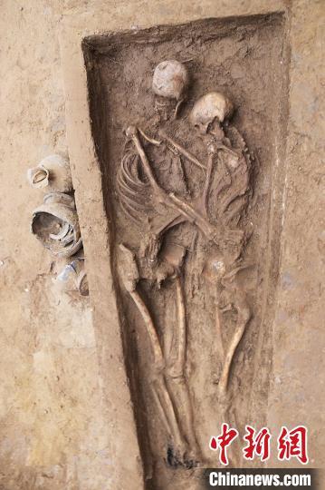 天悦平台代理考古学家发现北魏时期最完整的“拥抱葬”